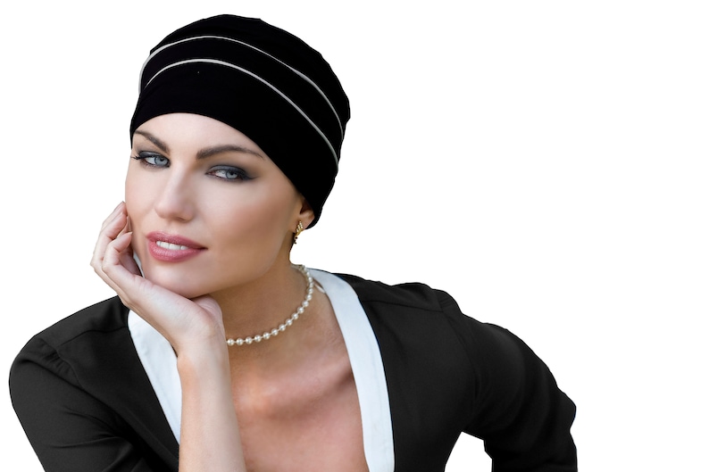 Bonnet de chimio confortable en bambou Brooklyn pour femmes atteintes de cancer ou d'alopécie qui perdent leurs cheveux, chapeaux pour patientes cancéreuses, bonnet de chimio souple, taille moyenne Black/White