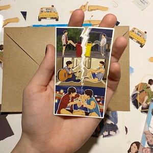 Op de afbeelding: Een stickervel met vier illustraties van twee mannen in verschillende sc&egrave;nes. De eerste sc&egrave;ne toont de mannen die over straat lopen, de tweede sc&egrave;ne toont de mannen die gitaar spelen, de derde sc&egrave;ne toont de mannen die op een bank zitten en de vierde sc&egrave;ne toont de mannen die 's nachts op een pier zitten.