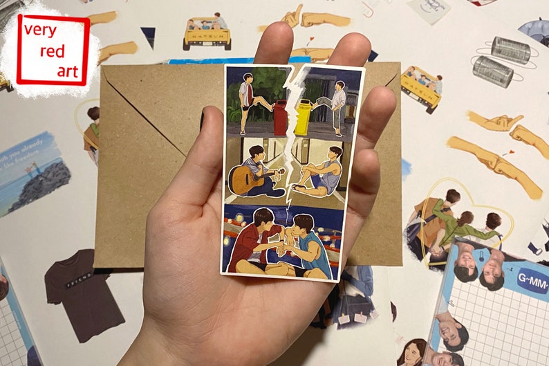 Op de afbeelding: Een stickervel met vier illustraties van twee mannen in verschillende sc&egrave;nes. De eerste sc&egrave;ne toont de mannen die over straat lopen, de tweede sc&egrave;ne toont de mannen die gitaar spelen, de derde sc&egrave;ne toont de mannen die op een bank zitten en de vierde sc&egrave;ne toont de mannen die 's nachts op een pier zitten.