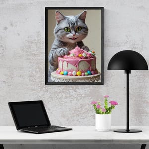 Può includere: Un gatto grigio e bianco con gli occhi verdi guarda la telecamera mentre tiene un dolce di compleanno rosa e bianco con codette colorate. Il dolce è su un piatto bianco con un bordo nero e bianco.