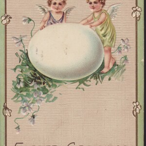 Antica cartolina pasquale. Auguri di Pasqua. Due angeli con uovo grande. Goffrato.