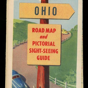 Può includere: Una mappa stradale e una guida turistica illustrata vintage di Sinclair per l'Ohio. La copertina presenta un cartello rosso e bianco con il testo "Sinclair Ohio" e un'auto blu che guida su una strada tortuosa. Il logo della benzina Sinclair HC si trova nell'angolo in basso a destra.