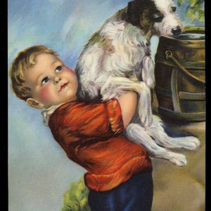 Peut inclure: Illustration vintage d'un enfant en chemise rouge et short bleu portant un chien. Le chien a des marques noires et blanches. Le fond montre un ciel bleu, un seau en bois et le texte "Please Hurry".