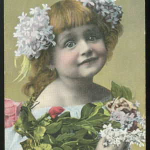 Antieke ansichtkaart - Mooi jong blond meisje met rozen en kleine witte bloemen.