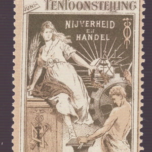 Op de afbeelding: Een vintage postzegel met een vrouw die een hamer vasthoudt en een man die aan een aambeeld werkt. De postzegel is bruin en wit en heeft de tekst "Geldersche Tentoonstelling Juni-Octob Nijverheid en Handel Arnhem - 1897".