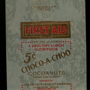Puede incluir: Una bolsa de papel vintage con una etiqueta dorada y roja que dice "First Aid" y "5¢ Choco-A-Choo Cocoanuts Sugar and Flavor". La etiqueta también incluye el texto "Packed by The Dry Syrup Co. of America Hazleton, Penna. Established 1904".