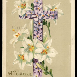 Antica cartolina di Pasqua. Croce con fiori viola. Gigli di Pasqua. In rilievo.