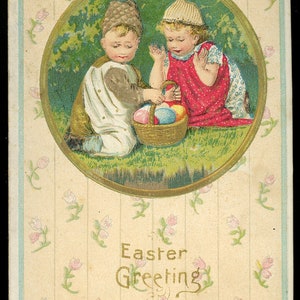 Antica cartolina di Pasqua. Due bambini con cesto di Pasqua e uova. In rilievo.