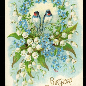 Cartão postal de aniversário antigo. Flores. Pássaros azuis. Dourado. Em relevo.