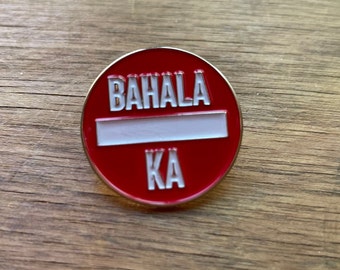Pode incluir: Um alfinete circular vermelho e branco com o texto "BAHALA KA" em letras brancas.