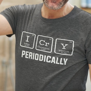 「定期的に泣く」Tシャツ、悲しい科学者へのギフト、科学アパレル、周期表の化学者ジョーク、面白い化学元素化学ユニセックスTシャツ