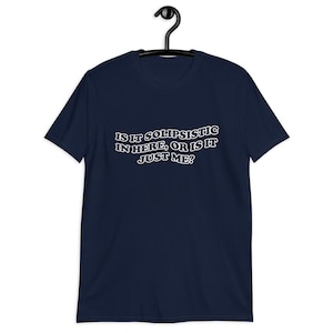 Puede incluir: Camiseta azul marino con texto blanco que dice "Is it solipsistic in here, or is it just me?"