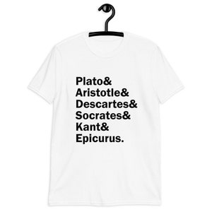 Puede incluir: Camiseta blanca con texto negro que dice "Plato & Arist&oacute;teles & Descartes & S&oacute;crates & Kant & Epicuro."