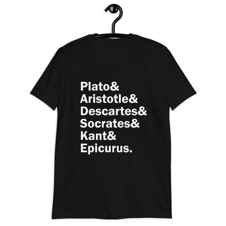 Puede incluir: Camiseta negra con texto blanco que dice "Plato & Arist&oacute;teles & Descartes & S&oacute;crates & Kant & Epicuro."
