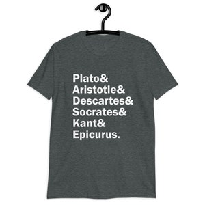 Puede incluir: Camiseta gris oscuro jaspeada con texto blanco que dice "Plato & Arist&oacute;teles & Descartes & S&oacute;crates & Kant & Epicuro."