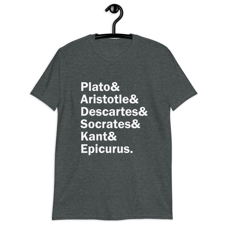 Puede incluir: Camiseta gris oscuro jaspeada con texto blanco que dice "Plato & Arist&oacute;teles & Descartes & S&oacute;crates & Kant & Epicuro."