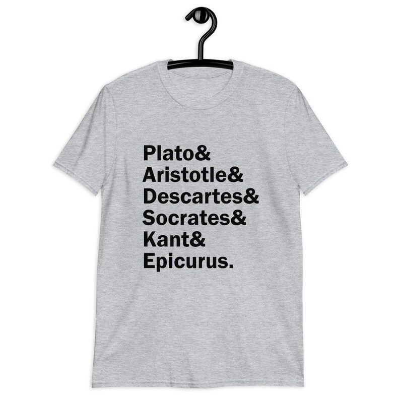 Puede incluir: Camiseta gris con texto negro que dice "Plato & Arist&oacute;teles & Descartes & S&oacute;crates & Kant & Epicuro."