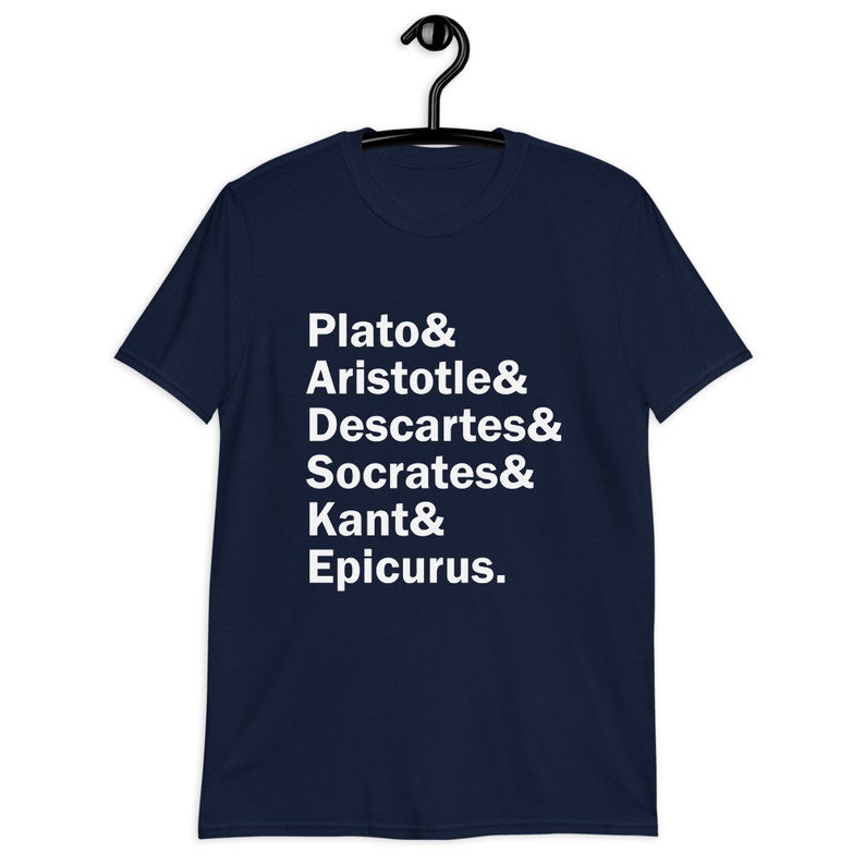 Puede incluir: Una camiseta azul marino con texto blanco que dice "Plato & Arist&oacute;teles & Descartes & S&oacute;crates & Kant & Epicuro."
