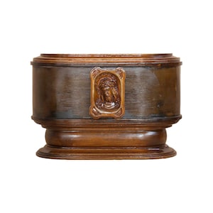 Volwassen cinerary urn in hout met hand-gesneden Christus, walnootafwerking