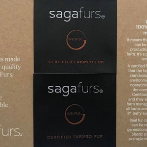 Peut inclure: Une &eacute;tiquette en papier brun avec du texte blanc qui lit "sagafurs." L'&eacute;tiquette comprend &eacute;galement le texte "REAL FUR" et "This garment is made with premium quality fur from Saga Furs." L'&eacute;tiquette comprend &eacute;galement le texte "100% certified", "100% traceable", et "100% sustainable".