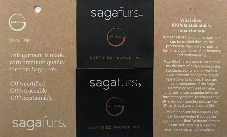 Peut inclure: Une &eacute;tiquette en papier brun avec du texte blanc qui lit "sagafurs." L'&eacute;tiquette comprend &eacute;galement le texte "REAL FUR" et "This garment is made with premium quality fur from Saga Furs." L'&eacute;tiquette comprend &eacute;galement le texte "100% certified", "100% traceable", et "100% sustainable".