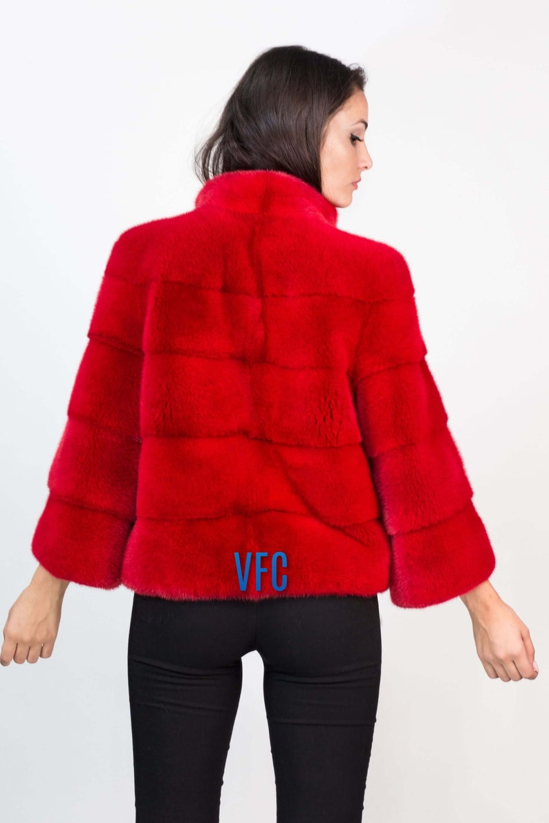 Peut inclure: Une veste en fourrure rouge avec un logo VFC au dos.