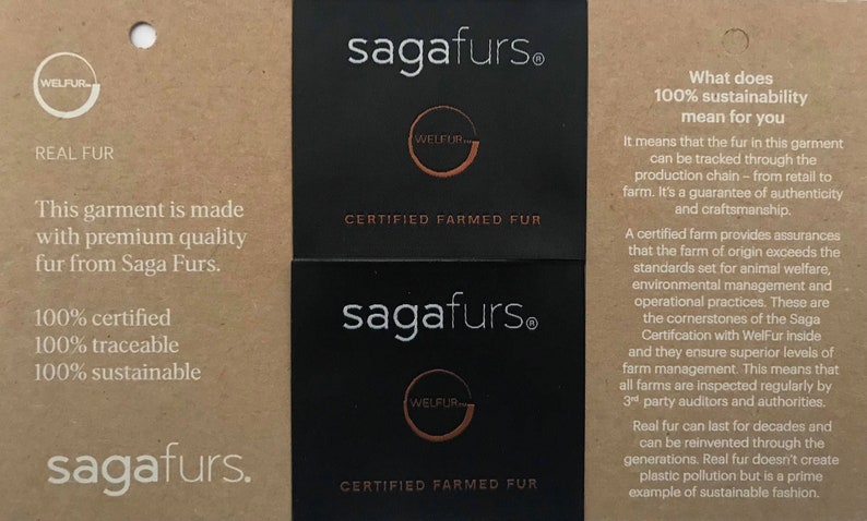 Puede incluir: Una etiqueta de papel marr&oacute;n con texto blanco que dice "sagafurs." y "REAL FUR."  La etiqueta tambi&eacute;n incluye el texto "This garment is made with premium quality fur from Saga Furs." y "100% certified, 100% traceable, 100% sustainable."  Una etiqueta negra con texto blanco que dice "sagafurs." y "CERTIFIED FARMED FUR."  Un logotipo marr&oacute;n con el texto "WELFUR" es visible en la etiqueta negra.  Una segunda etiqueta negra con texto blanco que dice "sagafurs." y "CERTIFIED FARMED FUR."  Un logotipo marr&oacute;n con el texto "WELFUR" es visible en la etiqueta negra.  Una descripci&oacute;n en texto blanco sobre un fondo marr&oacute;n explica lo que significa el 100% de sostenibilidad para la piel.