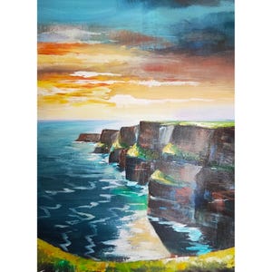 Könnte beinhalten: Ölgemälde einer Küstenlandschaft mit Klippen und Meer. Der Himmel zeigt einen Sonnenuntergang mit orangefarbenen, gelben, blauen und grauen Farbtönen. Die Klippen sind braun und grün, das Meer tiefblau mit weißen Wellen.