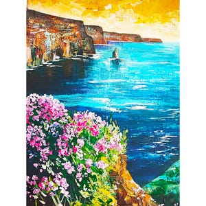 Könnte beinhalten: Ein Gemälde, das eine felsige Klippe zeigt, die auf ein blaues Meer blickt. Der Himmel ist in leuchtendem Gelb und Orange gehalten, und im Vordergrund befinden sich rosa Blumen.