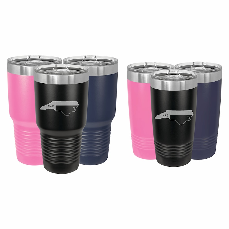 Pu&ograve; includere: Set di quattro bicchieri in acciaio inossidabile di colore nero, rosa e blu navy. Ogni bicchiere presenta un contorno inciso dello stato della Carolina del Nord con l'abbreviazione "N.C." all'interno.