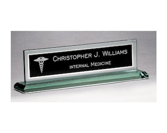 Placa de identificación médica personalizada para escritorio, vidrio grabado con símbolo de caduceo y texto personalizado, regalos de oficina para médicos y enfermeras.