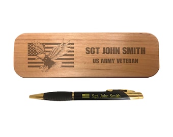 Regalos militares personalizados, bolígrafo de latón revestido grabado con estuche, texto personalizado y águila de la bandera estadounidense, regalo para el Día de los Veteranos.