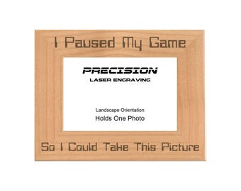 Regalos divertidos para gamers: Pausé el juego para tomar esta foto. Marco de fotos de madera natural grabado, 4x6, 5x7, 8x10. Regalo para nerds.
