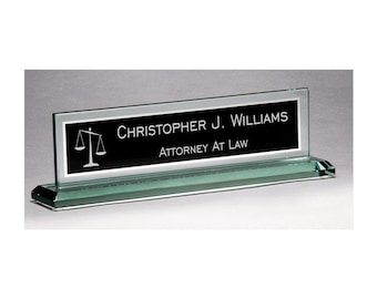 Placa de abogado personalizada para escritorio, de cristal grabado con texto personalizado de la balanza de la justicia, regalo de oficina para jefe y compañero de trabajo.