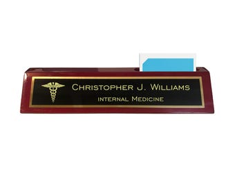 Placa de nombre médica personalizada para escritorio, acabado en palisandro con símbolo de caduceo, texto personalizado, regalos de oficina para médicos y enfermeras.