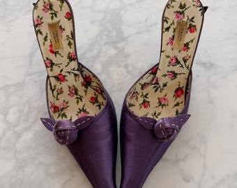 Zapatos de tacón tipo mule de satén morado con estampado de rosas de Prada, años 2000 (talla 36)