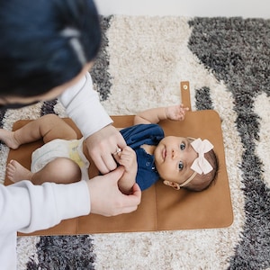 Cambiador de cuero vegano, cambiador portátil, cambiador de viaje, cambiador, regalo para baby shower, regalo para recién nacidos, futuros padres