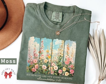 Puede incluir: Una camiseta verde con estampado floral y el texto "His mercies are new every morning Lamentations 3:23".