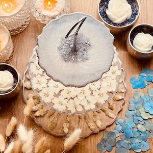 Handgemachte Etagere aus Resin | Echte Hortensien | Dekorative Servierplatte | Einzigartiger Tischschmuck | Blumen Etagere | Geschenkidee