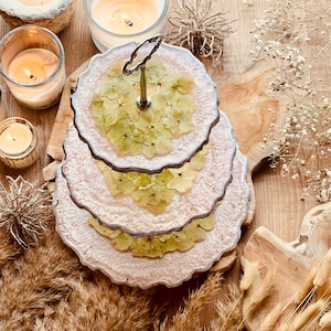 Handgemachte Etagere aus Resin | Echte Hortensien | Dekorative Servierplatte | Einzigartiger Tischschmuck | Blumen Etagere | Geschenkidee