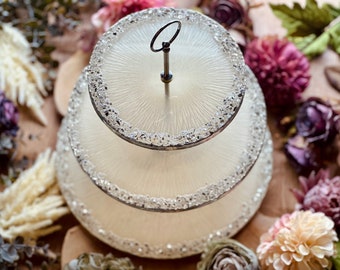 Soporte para tartas de color blanco crema con piedras decorativas plateadas | hecho a mano | Decoración de bodas | decoración de mesa moderna | diseño lujoso | hecho a mano