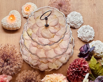 Handgemachte Etagere aus Epoxidharz | rosa Rose & silber | Stilvolle Deko | Hochzeitstisch-Deko | Resin Servierplatte | Kunstvolle Tischdeko