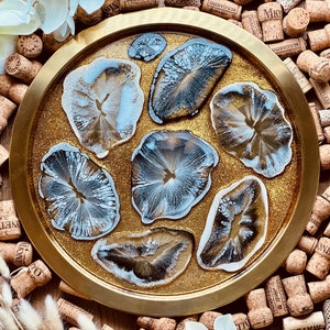 Tray, resin tray, tray with resin agate slices, gemstone, geode look, metal tray refined with epoxy, resin art, gift