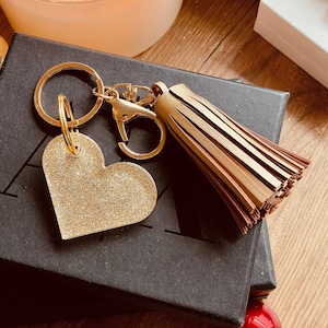 Designer Schlüsselanhänger | Herzform | Gold | handgefertigt | Resin | Unikat | stilvolles Accessoire | Geschenkidee | Geschenk Freundin