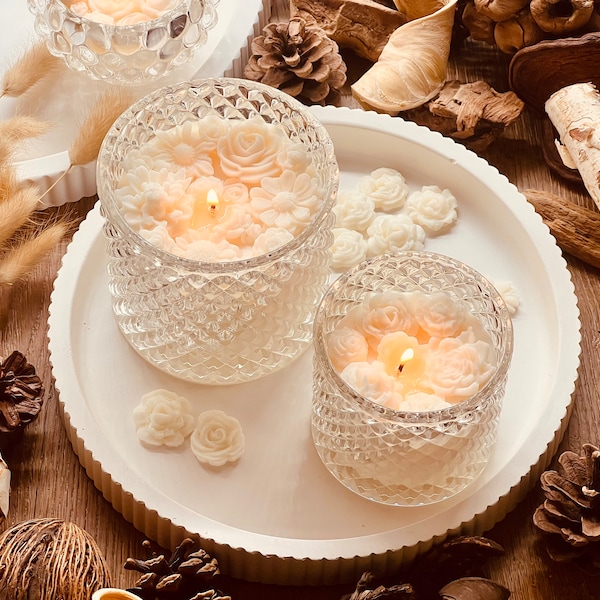 Velas aromáticas hechas a mano en un elegante vaso de diseño con flores, velas de colza, velas de flores, velas de flores, idea de regalo, regalo de cumpleaños