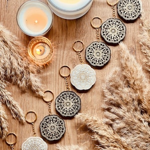 Designer Schlüsselanhänger | Mandala Design | Schwarz-Weiß | handgefertigt | Resin | Unikat | stilvolles Accessoire | Geschenkidee |Geschenk