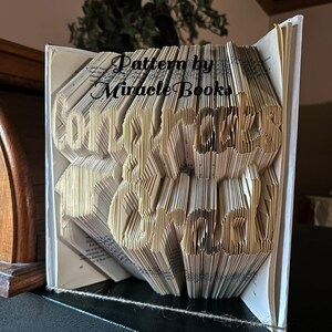 Congrats Grad Book Folding Pattern (MMF) + Anleitung + KOSTENLOS Pfoten-Abdruck-Buch-Faltmuster - Abschlussbuch falten - nur Muster