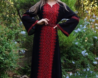 Robe brodée Thobe Tatreez palestinienne Yashmak noire et rouge