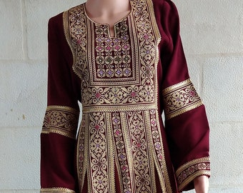 Palestijnse Thobe Tatreez Jurk Maxi Burgundy met gouden borduursels.