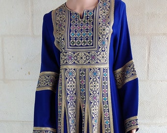 Maxi robe palestinienne Thobe Tatreez bleue avec broderies dorées.